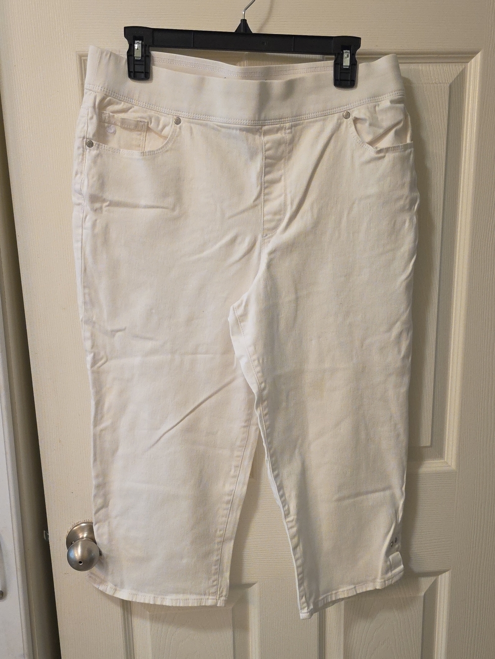 Gloria Vanderbilt Off-White Slimming Capris